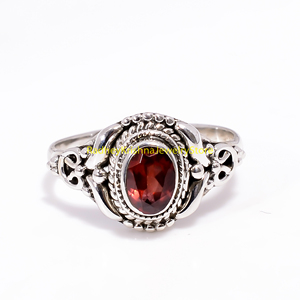 แหวนเงินแท้ 925 ประดับพลอยโกเมนสีแดงธรรมชาติทรงรี ดีไซน์วินเทจลายฉลุ งานแฮนด์เมด ของขวัญสำหรับผู้หญิงหรือผู้ชาย - Product Image 4