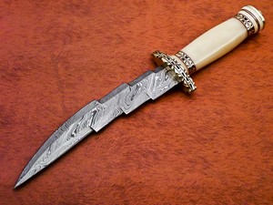 Cuchillo de caza de acero de Damasco personalizable OEM con mango de hueso y latón y patrón trenzado de Funda de cuero para EDC-Venta al por mayor - Product Image 2