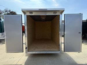 Envío Gratis Remolque Cerrado/de Carga con Nariz en V 7x16, 3500 lb, Ejes Dobles con Frenos Eléctricos, Paquete Blackout Paquete de Spoilers - Product Image 6