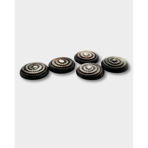 Perles en nacre noire sculptées à l'effigie de fossiles - Product Image 3