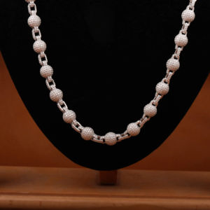 Chaîne de cou hip-hop haut de gamme conçue avec des détails de style diamant moissanite étincelant pour une expression de mode urbaine accrocheuse - Product Image 1