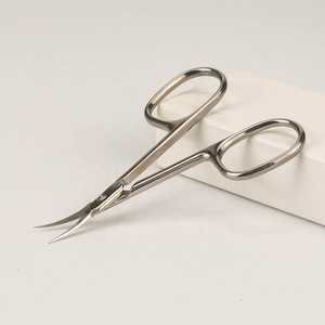 Tijeras de manicura de cutícula rusa afiladas para salón de uñas de acero inoxidable plateado de fabricación pakistaní - Product Image 4