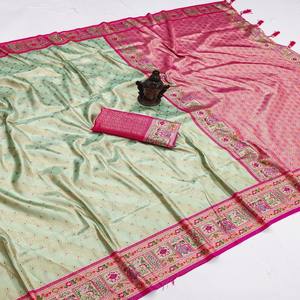 Sari de Seda Banarasi Pura VASTRA COTTAGE con Diseño de Zari Tejido a Mano en Toda la Superficie, Pallu Rico y Blusa de Seda Suave con Contraste - Product Image 1