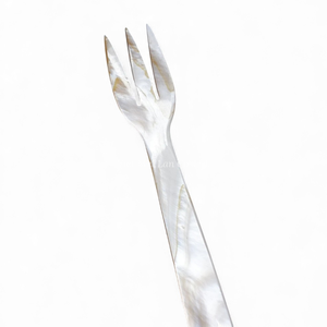Fourchette en nacre naturelle en gros pour desserts et services gastronomiques, fabriquée avec soin au Vietnam - Product Image 1