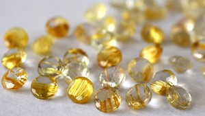 แร่ควอตซ์เจียระไนเป็นรูไทล์สีทองธรรมชาติสีทองขนาด6มม. - Product Image 2