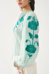 Blusa bohemia de algodón bordada floral para mujer ajuste relajado azul claro - Product Image 3