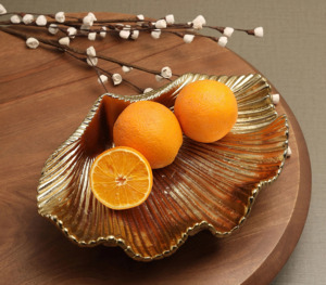 Plateau de service en forme de coquillage doré pour fruits - Product Image 1