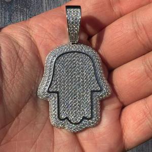 Colgante de Mano de Hamsa de Plata de Ley 925 con Incrustaciones de Diamantes de Moissanita Micro Pavé, Símbolo de Protección - Product Image 5