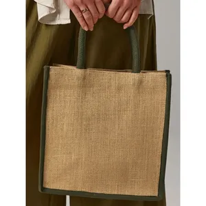 Sac fourre-tout midi en jute naturel durable et paniers en jonc de mer pour un merchandising écoresponsable - Product Image 1