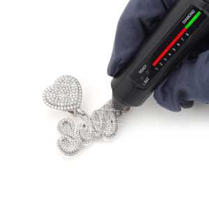 Pendentif et breloque personnalisés en or 14 carats avec moissanite Seuyn, gravés avec votre nom - Product Image 1