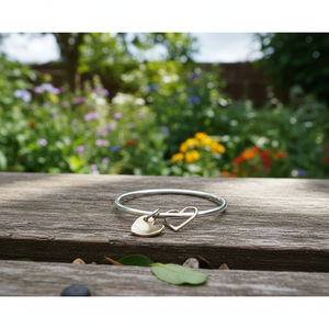 Brazalete de Plata con Dijes de Corazón en Oro y Plata, Joyería Minimalista y Elegante - Product Image 1