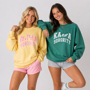 Sudadera con cuello redondo y apliques de la hermandad Sorority Puff - Ropa universitaria verde de invierno para mujer con diseño frontal - Product Image 3
