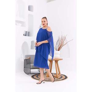 Robe midi en mousseline de soie bleu safran pour femmes grandes tailles RMG avec imprimé sur l'épaule, élégante tenue de vacances d'été - Product Image 2