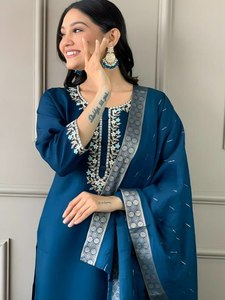 En stock – Nouveauté 2026 : Magnifique ensemble haut et bas en soie Georgette, couleur vive, longueur genou, brodé, infroissable, avec dupatta - Product Image 5