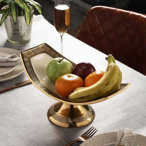 Centre de table en métal doré de style nordique |   Plateau à fruits décoratif sur piédestal avec bordure à motif grec pour cadeau de mariage - Product Image 3