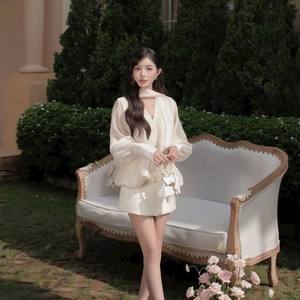 Ensemble haut en mousseline de soie blanc à manches longues et jupe courte de haute qualité pour femmes - Product Image 3