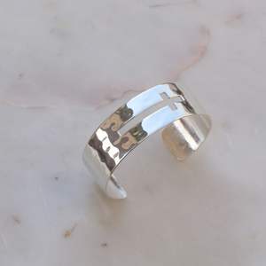 Bracelet ouvert élégant de haute qualité pour femmes, en laiton plaqué argent, bijoux gravés personnalisés, cadeau à prix avantageux - Product Image 6