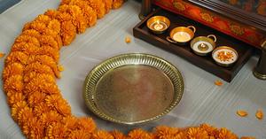 Plaque de puja en laiton doré 8 pouces-Design de fleurs Aarti Pujan Thali Prashad Chandan Articles pour mariage Ramadan Diwali Pujan - Product Image 5