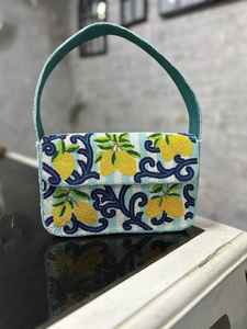 Sac à bandoulière haut de gamme fait main avec perles blanches, motif ski et figures colorées, sac à rabat pour station de ski, fournisseur direct, fabriqué en Inde - Product Image 2