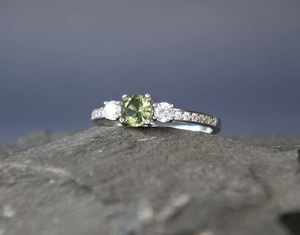 Bague Moldavite Tchèque Authentique Pierre 5mm en Argent Sterling Certifiée pour Bijoux de Mariage - Product Image 1