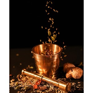 ครกโลหะและสากในทองเหลืองที่มีการตกแต่งแบบคลาสสิกเหมาะสำหรับอุปกรณ์บดและครัวแบบดั้งเดิมจากอินเดีย - Product Image 3