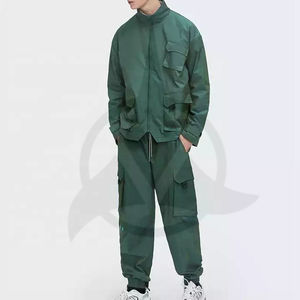 ชุดวอร์มผู้ชายแบบมีฮู้ด สไตล์ฮิปฮอป สำหรับฤดูใบไม้ร่วงและฤดูหนาว เสื้อแจ็คเก็ตกันลมแบบสปอร์ต ดีไซน์กระเป๋าคาร์โก้ ชุดจ็อกเกอร์ทรงโอเวอร์ไซส์ รับผลิตแบบ OEM และปรับแต่งได้ - Product Image 2