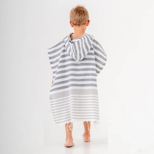 Poncho de bain à capuche pour enfants en gros - Rayures Capri 100% coton turc, fournisseur OEM pour la plage, la natation et le surf - Product Image 4