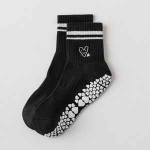 Vente en gros de chaussettes de gym Pilates personnalisées respirantes pour l'automne tricotées Crew Heart Embroidered Grip Stripe Cuff Anti-Slip Yoga Barre Daily - Product Image 1