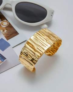 Brazalete de Metal de Diseño Elegante, Perfecto para Combinar con Otras Joyas, Realzando el Estilo y la Apariencia - Product Image 1
