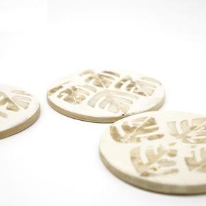 ชุดจานรองแก้วทรงกลมทำมือจากเปลือกหอยมุก ลายดอกไม้โมเสคประณีต ผิวเปลือกหอยธรรมชาติ เป็นมิตรกับสิ่งแวดล้อม - Product Image 6