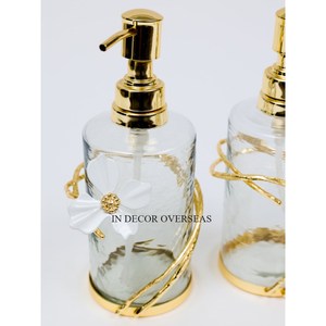 Dispensador de jabón líquido de vidrio transparente con textura martillada con base de diseño de flores de Metal chapado en oro y accesorios de baño de bomba superior - Product Image 1