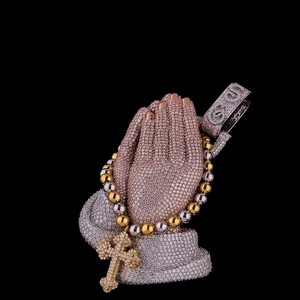 Colgante de Mano en Oración, Chapado en Oro S925, Moissanita que Pasa la Prueba del Diamante, Diseño Iced Out, Colgante de Lujo Personalizado de Moissanita Estilo Hip Hop - Product Image 1