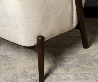 Fauteuil lounge scandinave moderne, revêtement en velours, structure en bois courbé, design écologique pour hôtel, villa, espaces de repas en plein air