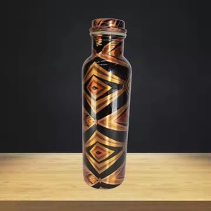 Bouteille en cuivre anti-fuite avec design traditionnel et brillant Bouteille en cuivre de qualité supérieure pour la désintoxication et un mode de vie sain à bas prix - Product Image 1