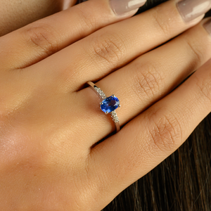 Impresionante Anillo Apilable Minimalista de Zafiro Azul Natural y Diamantes para Joyería Unisex de Uso Diario, Oro Blanco Sólido de 14K - Product Image 4