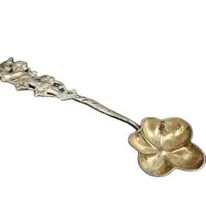 Cuillère de mariage vintage en forme de fleur en aluminium moulé d'Inde, parfaite pour la décoration intérieure, les ustensiles de cuisine et l'ensemble de service - Product Image 1
