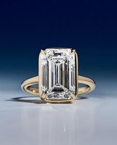 Bague de fiançailles en moissanite taille émeraude 8x10mm, sertie clos, solitaire, en argent sterling 925 - Product Image 1