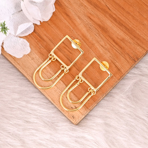 Boucles d'oreilles simples en laiton faites à la main, plaquées or jaune, boucles d'oreilles à clous, bijoux, cadeaux, fabricant en gros personnalisé - Product Image 3