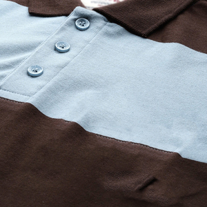 Polo à rayures avec appliques aux épaules tombantes décontractées en bleu et marron couleur contrastée Polos à bretelles surdimensionnées PAR AMAZING INDUSTRIES - Product Image 6