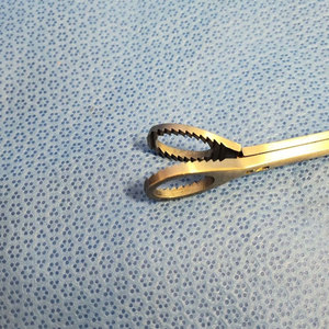 คีมจับเนื้อเยื่อ Endo Tech ขนาด 13 นิ้ว (330 มม.) คุณภาพสูง ผลิตจากสแตนเลสสตีล สำหรับการผ่าตัดทางนรีเวช ได้มาตรฐาน ISO 13485 - Product Image 2