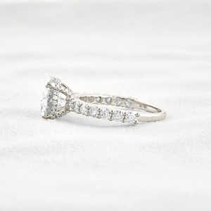 Bague de fiançailles en argent 925 avec accent de diamant moissanite rond, détail caché, produit unique et élégant - Product Image 3