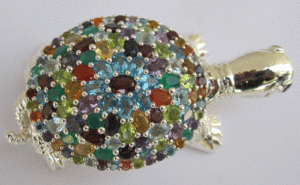 Bijou élégant et durable avec incrustation de tortue en argent sertie dans un cadre, idéal comme cadeau - Product Image 1