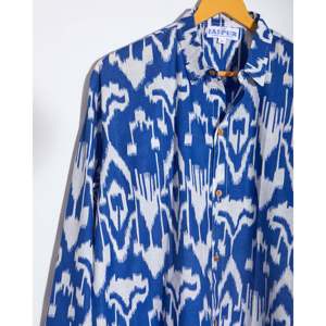 Chemise unisexe décontractée Nilambari 100% coton avec imprimé Ikat blanc et bleu, coupe classique, faite à la main - Product Image 3