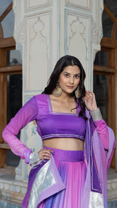 Lehenga en mousseline ombrée violette avec dentelle violette solide Dupatta détaillant la soie Lehenga Choli - Product Image 2