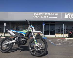 Motocicleta Todoterreno de Alto Rendimiento D.L.X de 250cc para Adultos - Transmisión Manual de 5 Velocidades, Ruedas Completas de 21/18, Horquillas Invertidas - Edición Todoterreno - Product Image 3