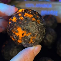 Sphère de cristal Yooperlite fluorescente, pierre naturelle luminescente en forme de lune, pierre de guérison Reiki, décoration unique, cadeau à lumière UV, 4-5 cm