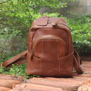 Mochila de cuero genuino de primera calidad Mochila de cuero de vaca elegante y duradera Ideal para viajes, trabajo o uso diario - Product Image 6