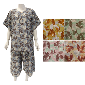 Pijama de talla grande para mujer, conjunto de manga corta y pantalones hasta la rodilla - Product Image 1