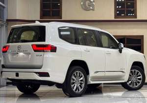 Toyota Land Cruiser GXR 2025, 3.5L Turbo, Automático, Volante a la Izquierda, con Neumáticos R20, Asientos de Cuero Oscuro y Techo Panorámico - Product Image 3