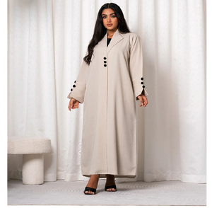 Elegante abaya color malva con bordados intrincados en las mangas. Perfecto para eventos. Disponible a precios de mayoreo. - Product Image 3